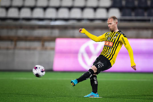 Häckens Mikkel Rygaard Jensen lägger en straff