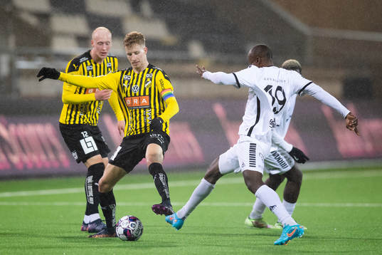Häckens Samuel Gustafson och Utsiktens Nsima Peter