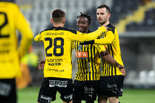 Häckens Ibrahim Sadiq jublar med lagkamrater