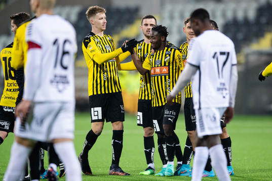 Häckens Ibrahim Sadiq jublar med lagkamrater