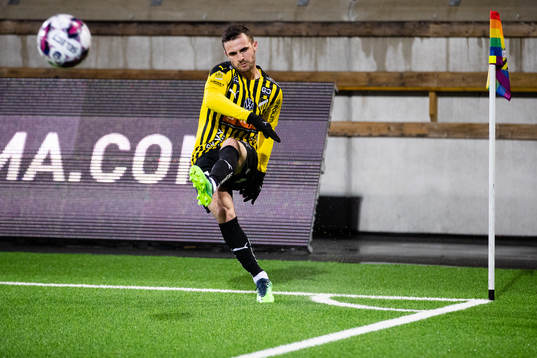 Häckens Kadir Hodzic slår en hörna