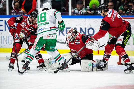 Rögles Dennis Everberg och Malmö Redhawks målvakt Daniel