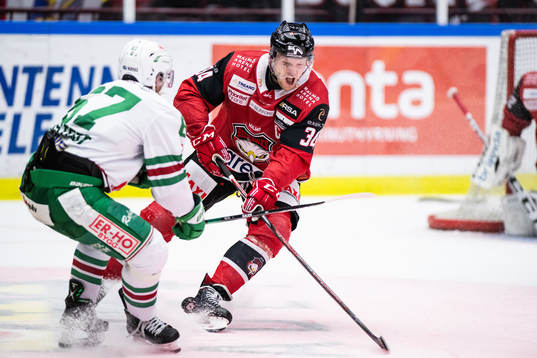 Rögles Leon Bristedt och Malmö Redhawks Carl Söderberg