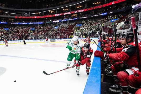 Rögles Leon Bristedt och Malmö Redhawks Lance Bouma