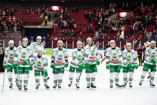 Rögles spelare jublar