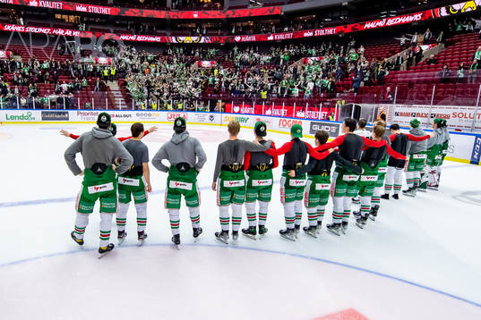 Rögles spelarna jublar