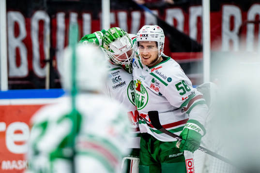 Rögles målvakt Calle Clang  och Ryan McKiernan jublar