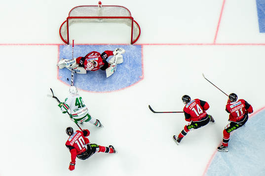 Rögles Oskar Stål Lyrenäs framför Malmö Redhawks