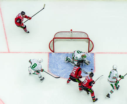 Malmö Redhawks Carl Persson och Lance Bouma framför