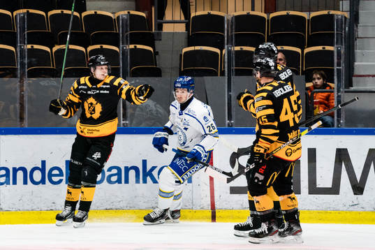 Skellefteås Linus Lindström jublar medan Leksands Patrik