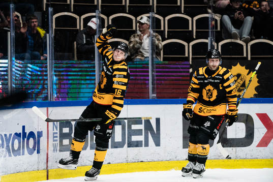 Skellefteås Linus Lindström och Oscar Möller jublar