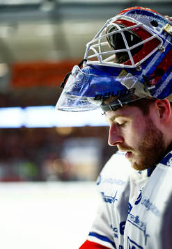 Oskarshamns målvakt Tim Juel deppar