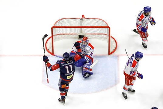 Linköpings Henrik Törnqvist jublar  och Oskarshamns