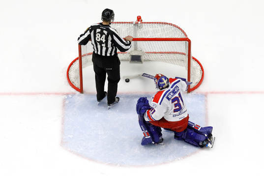 Domare Johan Löfgren som gör sin sista SHL-match, intill