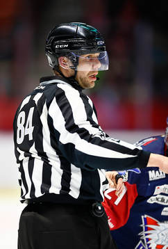 Domare Johan Löfgren som gör sin sista SHL-match
