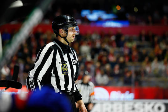 Domare Johan Löfgren som gör sin sista SHL-match