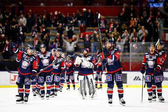 Linköpings spelare med Jonas Junland jublar