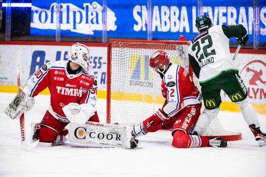 Färjestads Per Åslund gör 0-1 bakom Timrås målvakt