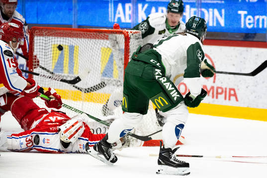 Färjestads Joakim Nygård gör 0-2 bakom Timrås målvakt