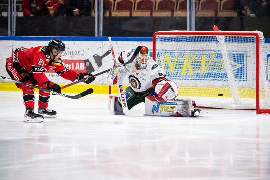 Luleås Juhani Tyrväinen och Frölundas målvakt Matthew