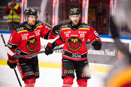 Luleås Brendan Shinnimin och Linus Omark jublar