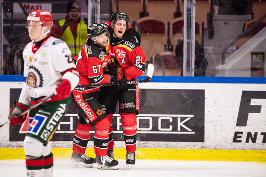 Luleås Linus Omark och Juhani Tyrväinen jublar