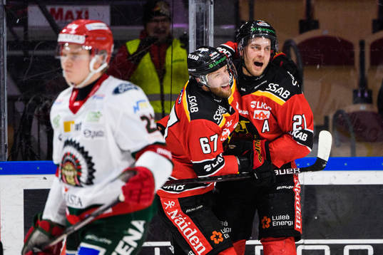Luleås Linus Omark och Juhani Tyrväinen jublar