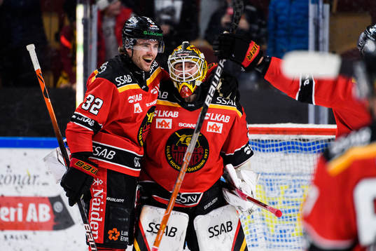 Luleås Oscar Engsund och målvakt Joel Lassinantti jublar