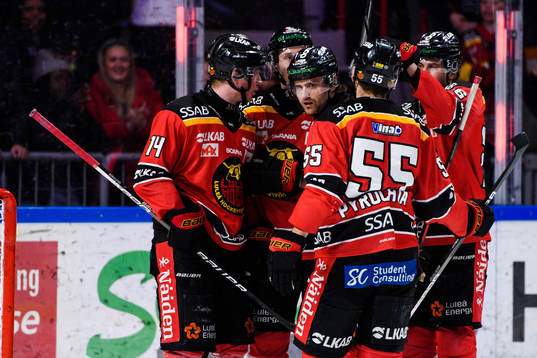 Luleås Jonas Berglund och Pontus Själin jublar med