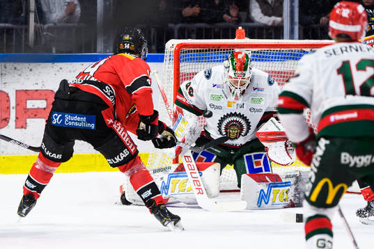 Luleås Jonas Berglund och Frölundas målvakt Matthew