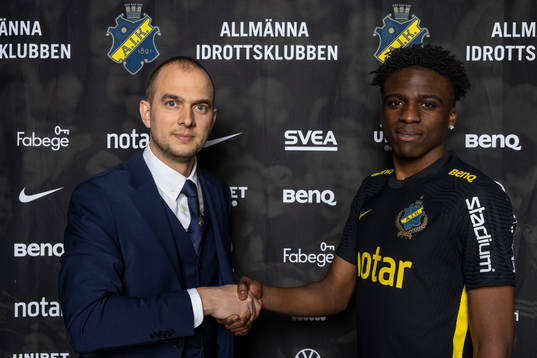 Sportchef Henrik Jurelius och Calvin Kabuye