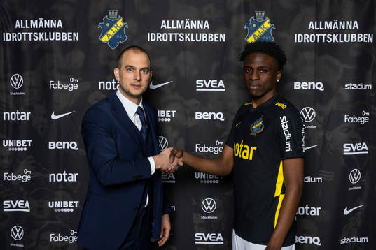 Sportchef Henrik Jurelius och Calvin Kabuye