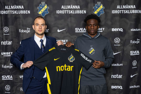 Sportchef Henrik Jurelius och Calvin Kabuye