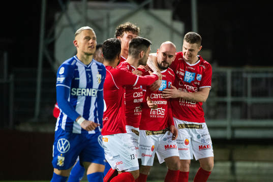 Norrbys Perparim Beqaj jublar med lagkamrater
