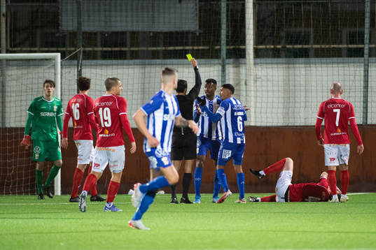 IFK Göteborgs Bernardo Vilar får gult kort