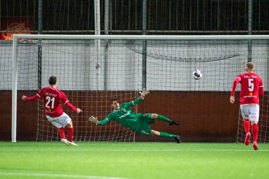 Norrbys Anton Wede gör 0-3 på IFK Göteborgs målvakt