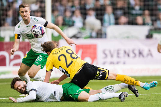 Hammarbys Richard Magyar och Simon Sandberg försvarar sig