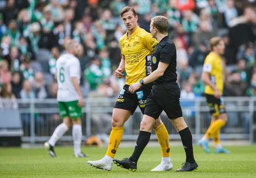 Elfsborgs Simon Olsson och domare Fredrik Klitte