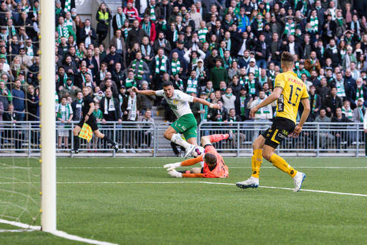 Elfsborgs målvakt Tim Rönning och Astrit Selmani