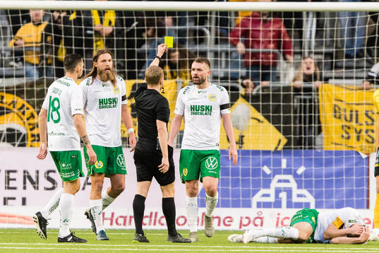 Hammarbys Mads Fenger Nielsen får ett gult kort av domare