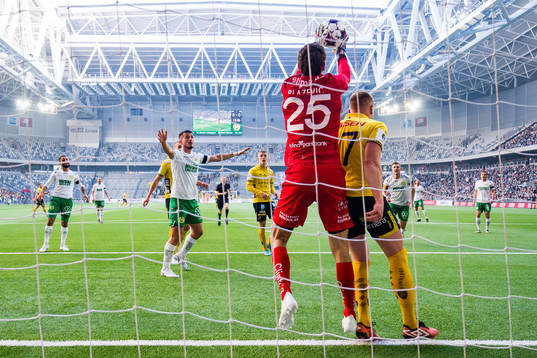 Hammarbys målvakt Davor Blazevic och Elfsborgs Per Frick