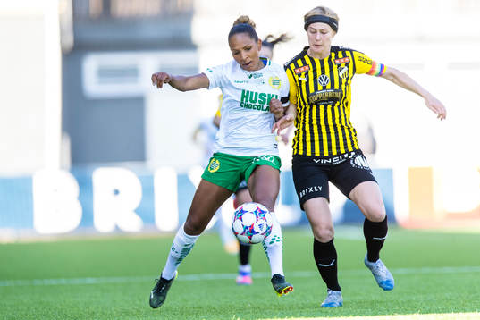 Hammarbys Madelen Janogy i kamp om bollen med Häckens Luna