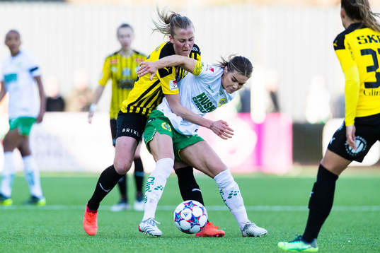 Häckens Julia Karlernäs i kamp om bollen med Hammarbys