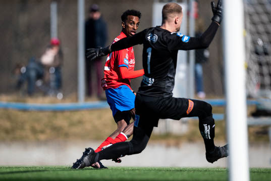 Helsingborgs Taha Ali och Halmstads målvakt Malkolm