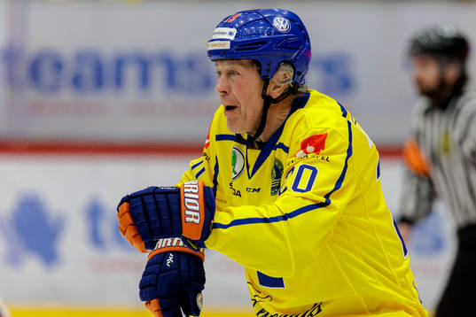 Tre kronor legends Willy Lindström jublar