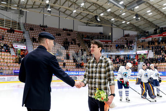 Nils van der Poel hyllas av ÖB Micael Bydén