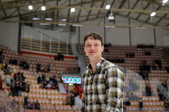 Nils van der Poel hyllas