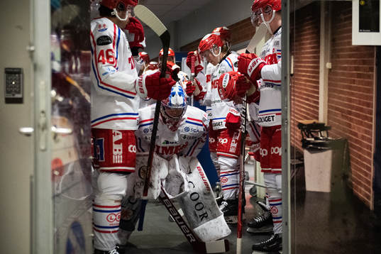 Timrås målvakt Sami Rajaniemi med lagkamrater
