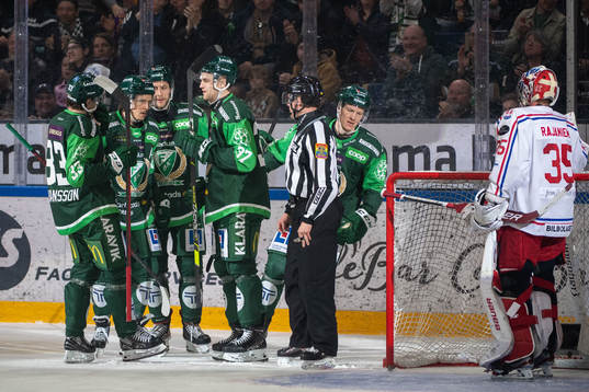 Färjestads Gustav Rydahl jublar med lagkamrater