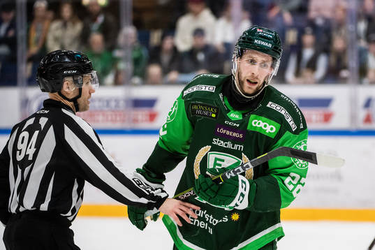 Färjestads Per Åslund och Linjedomare Andreas Lunden